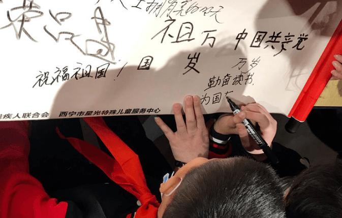 白宫刚为拜登思维敏锐度辩护 他又犯糊涂了！